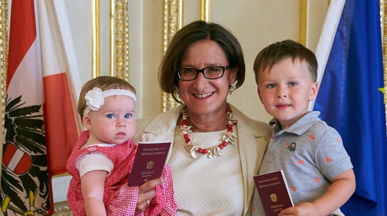 Copyright: BMI/Alexander TUMA,  11.06.2015 Wien,   Johanna MIKL LEITNER, Kinder mit Paß, PASS, 7 Millionster Reisepaß, Reisepass