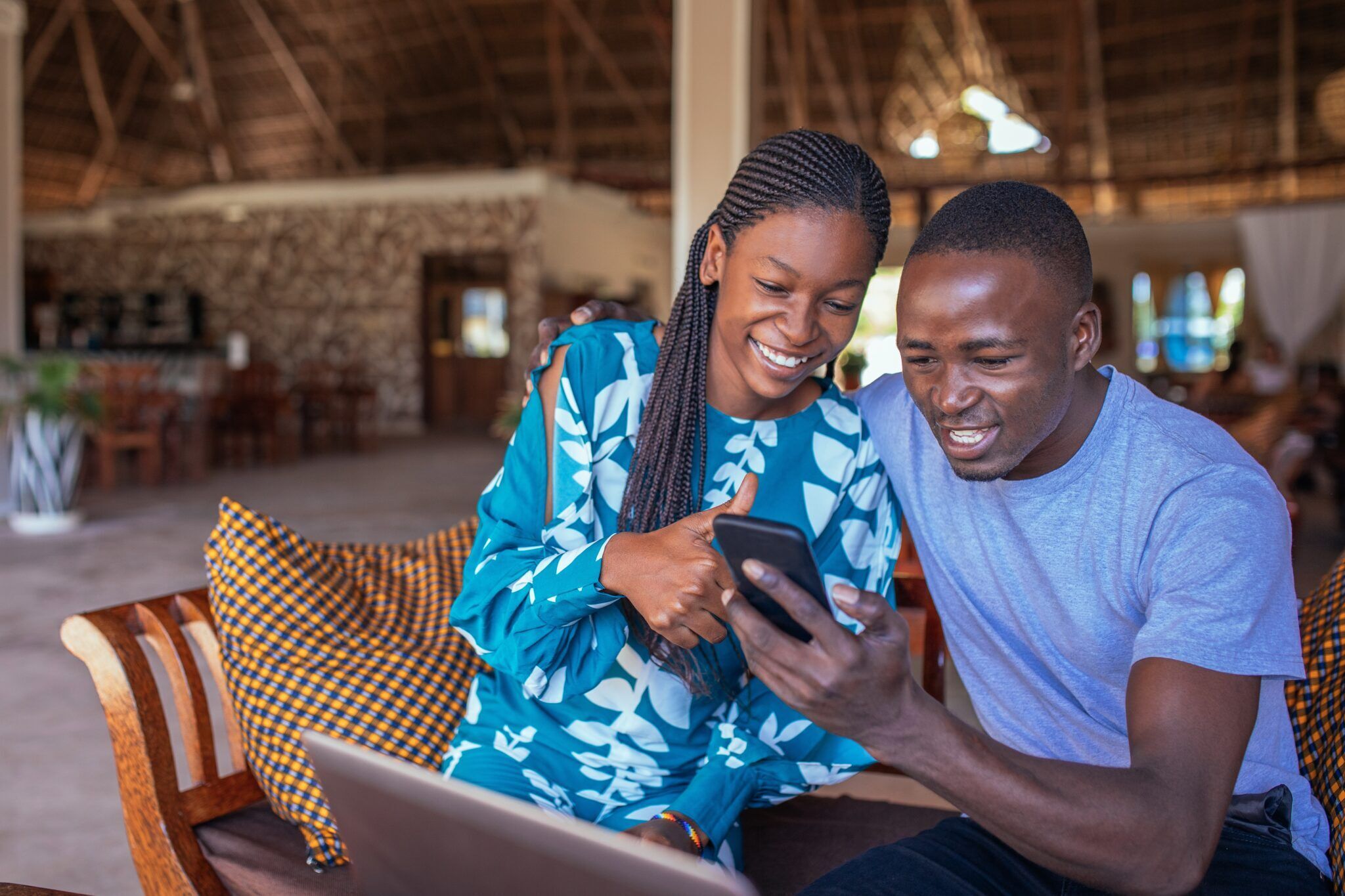 AfricanCouple_Smartphone_laptop_iStock_1502289191_trailerbox