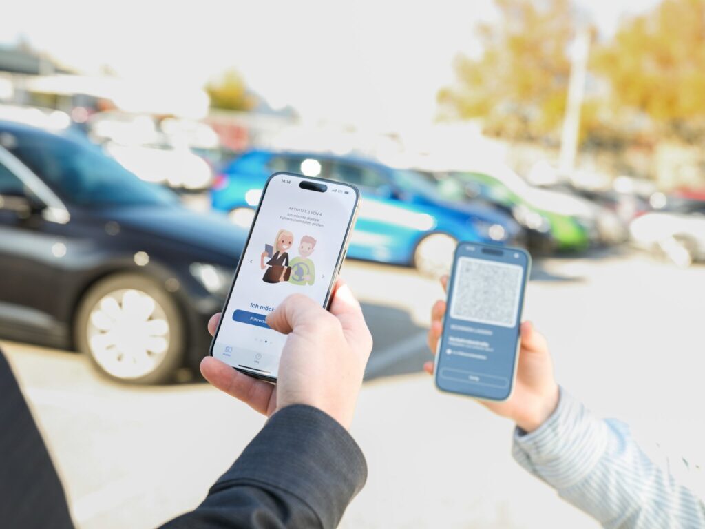 Vorzeigen des digitalen Führerscheins und des digitalen Zulassungsscheins bei einer vollständig digitalen Verkehrskontrolle