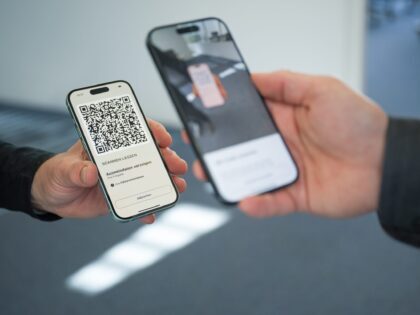 Vorzeigen von digitalen Ausweisdaten mit eAusweise während eine zweite Person diese Daten mit eAusweise-App prüft