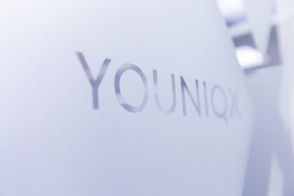 youniqx Identity Logo auf Glas