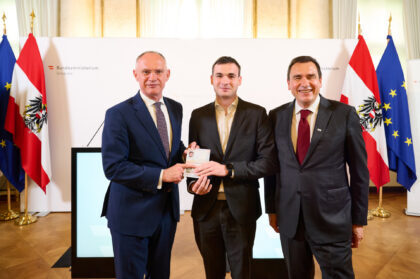 Übergabe des 2 Millionsten Reisepass im Neuen Design durch Bundesminister Karner und OeSD Generaldirektor Lackner